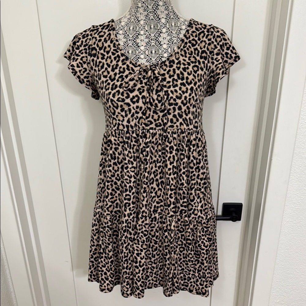 Jessica Simpson Women's Mini Dress Size Medium Cream Leopard Print Short Sleeve
